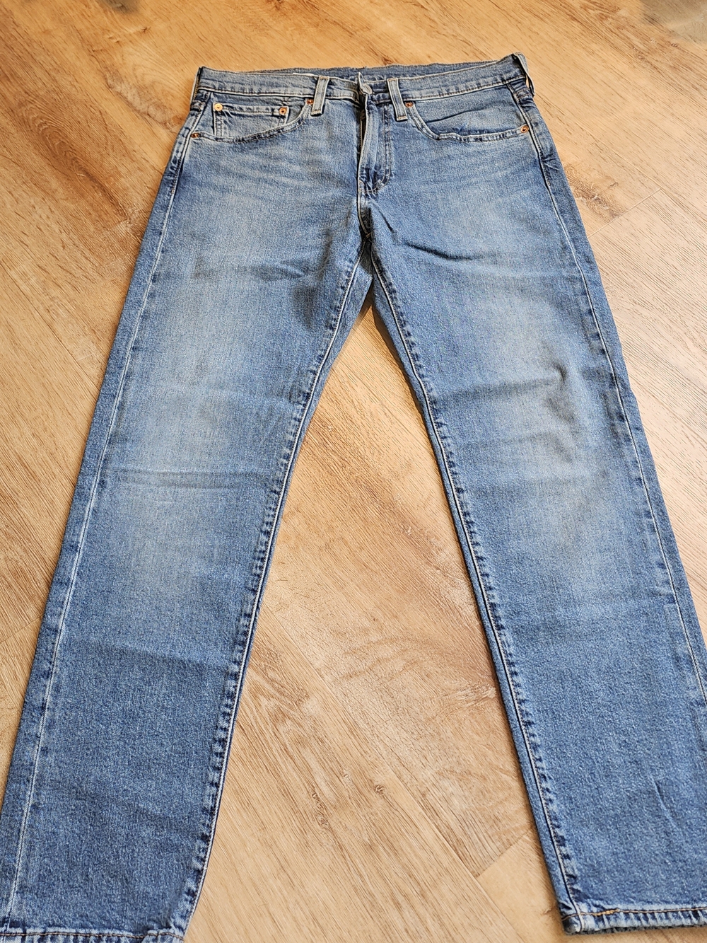 Levi's Premium 502 Regular Taper Jeans in a medium blue wash mens 31x30 NWOT